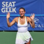 Marta Kostyuk podnosi ręce do góry