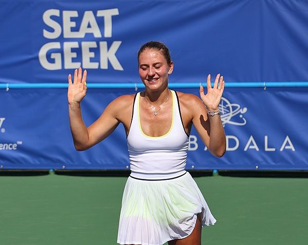 Marta Kostyuk podnosi ręce do góry