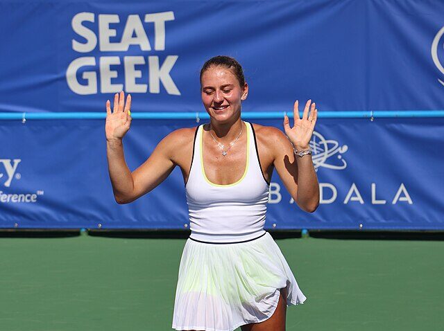 Marta Kostyuk podnosi ręce do góry