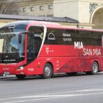 Autobus Bayernu Monachium podążający ulicą