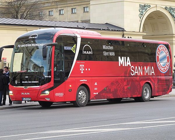 Autobus Bayernu Monachium podążający ulicą