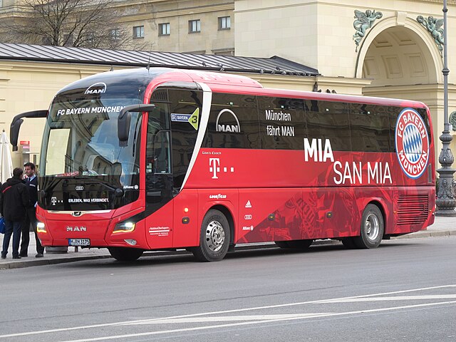 Autobus Bayernu Monachium podążający ulicą
