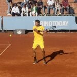 Lorenzo Musetti przymierający się do zagrania slice'a