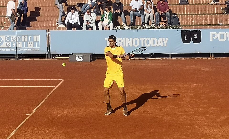 Lorenzo Musetti przymierający się do zagrania slice'a