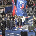 Drużyna PSG celebrująca zwycięstwo z kibicami