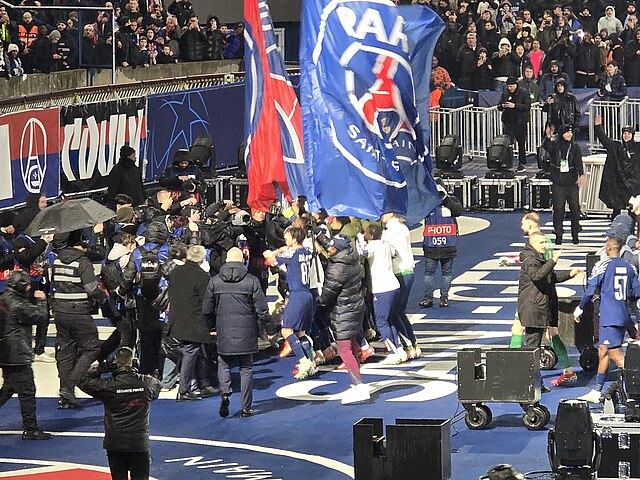 Drużyna PSG celebrująca zwycięstwo z kibicami