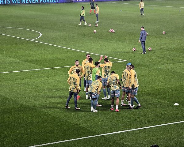 Drużyna Manchesteru City zebrana w kółku