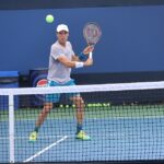 Roberto Bautista-Agut zagrywający volley