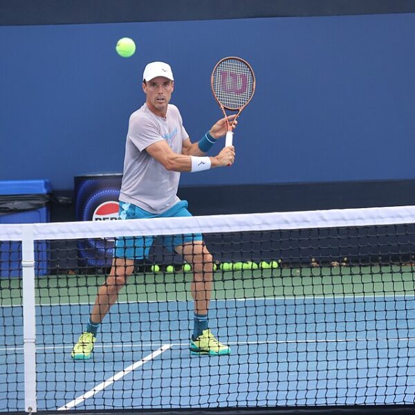 Roberto Bautista-Agut zagrywający volley