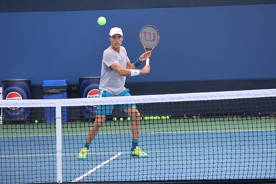 Roberto Bautista-Agut zagrywający volley