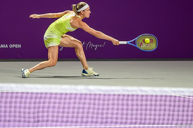 Anna Bondar łapie piłkę crossem backhandowym