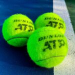 Zbliżenie na trzy piłki tenisowe z napisem ATP