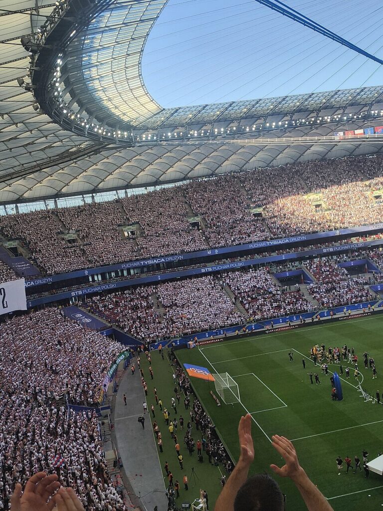 Wypełniona trybuna Stadionu Narodowego
