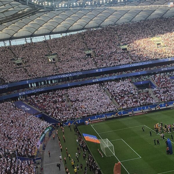 Wypełniona trybuna Stadionu Narodowego