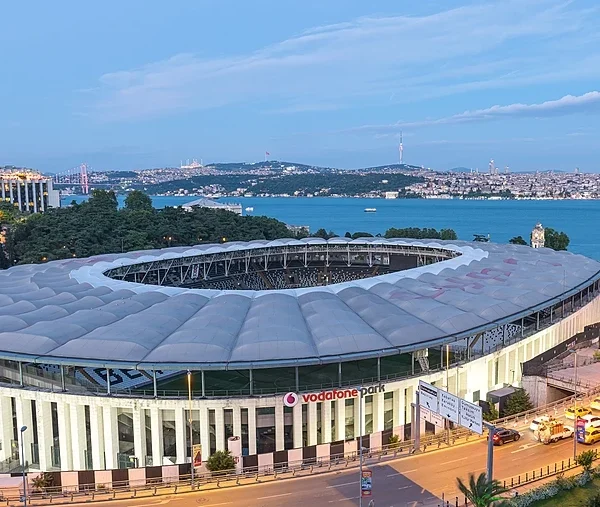 Besiktas Park na tle zbiornika wodnego