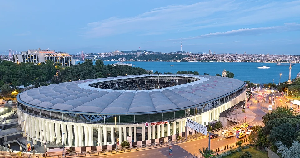 Besiktas Park na tle zbiornika wodnego