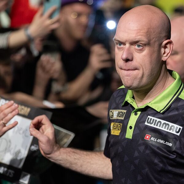 Michael van Gerwen podczas wejścia na scenę