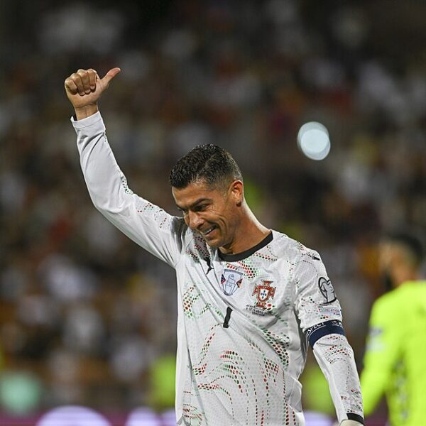 Cristiano Ronaldo wyciągający kciuk w górę