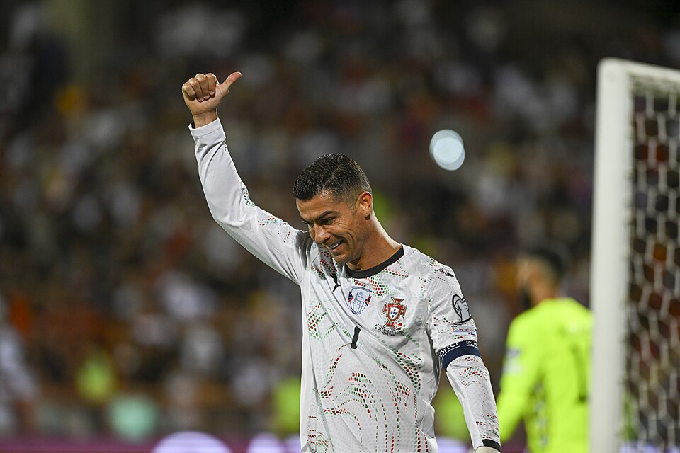 Cristiano Ronaldo wyciągający kciuk w górę