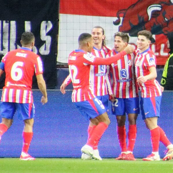 Piłkarze Atletico Madryt zgromadzeniu w kółku