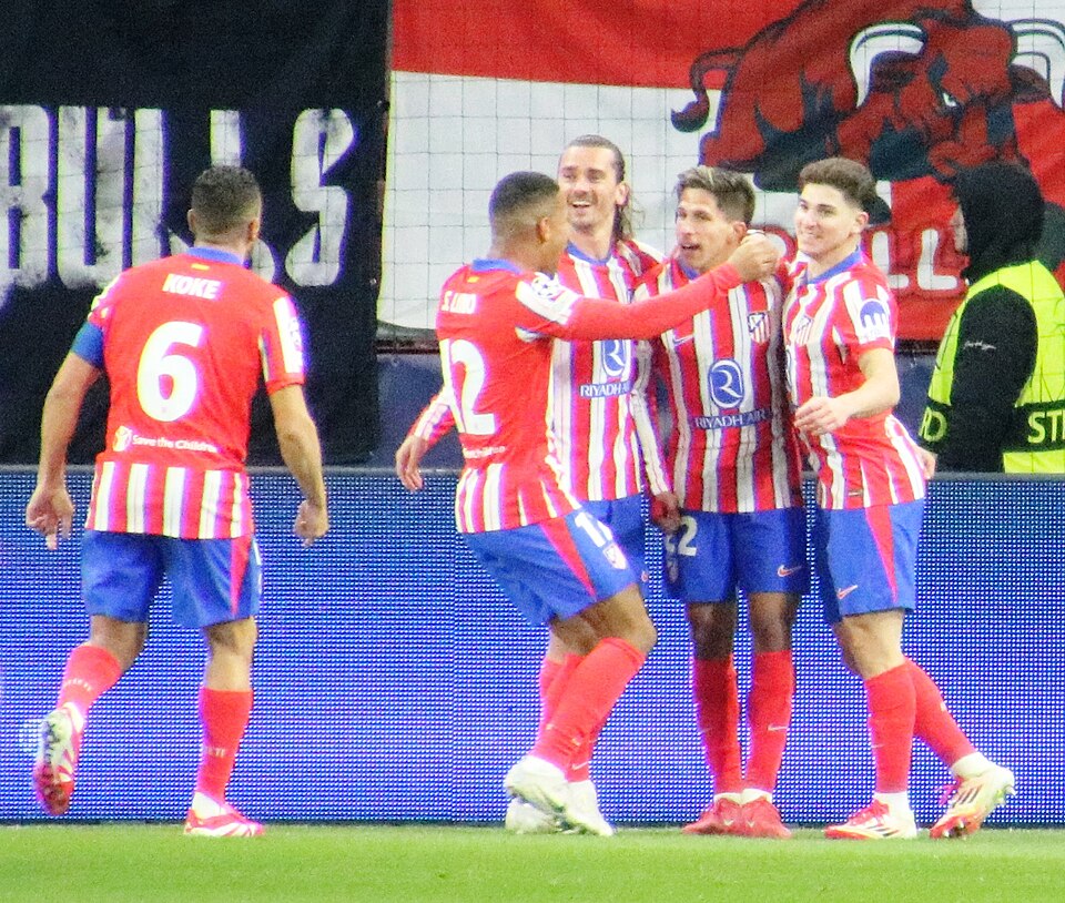 Piłkarze Atletico Madryt zgromadzeniu w kółku