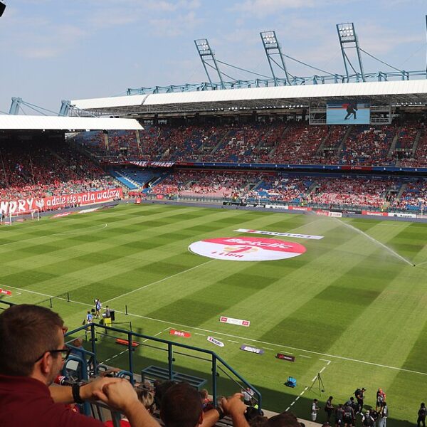 Stadion Wisły Kraków wypełniony kibicami
