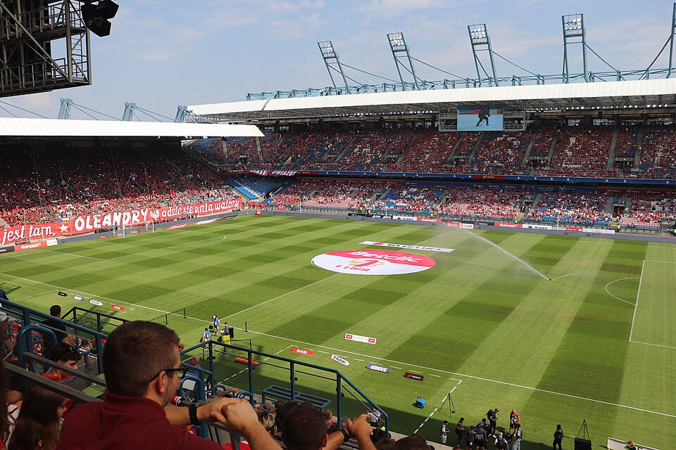 Stadion Wisły Kraków wypełniony kibicami