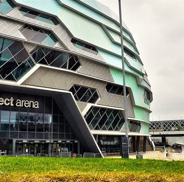 First Direct Arena przed wejściem głównym