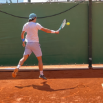 Lorenzo Musetti zagrywający jednoręczny backhand