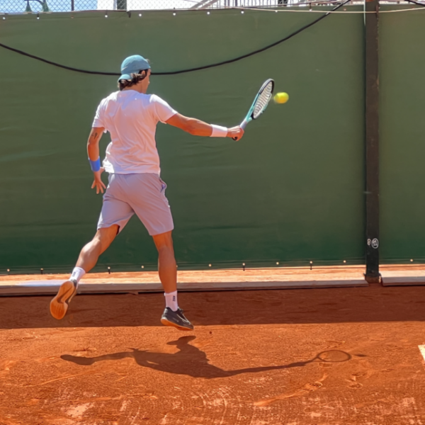 Lorenzo Musetti zagrywający jednoręczny backhand