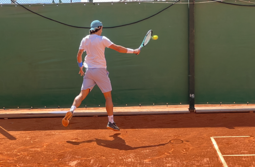Lorenzo Musetti zagrywający jednoręczny backhand