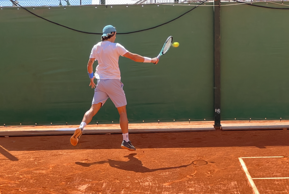 Lorenzo Musetti zagrywający jednoręczny backhand