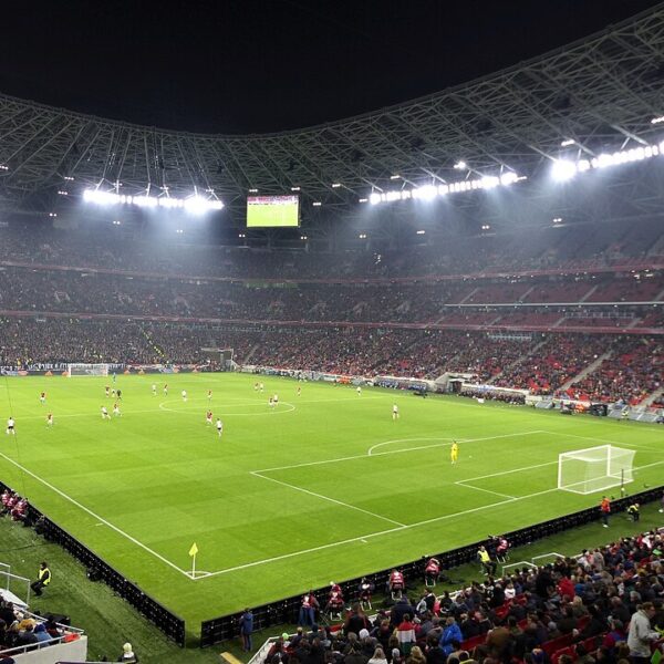 Puskas Arena wypełniona kibicami