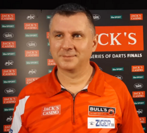 Krzysztof Ratajski na ściance odpowiada na pytanie dziennikarzy