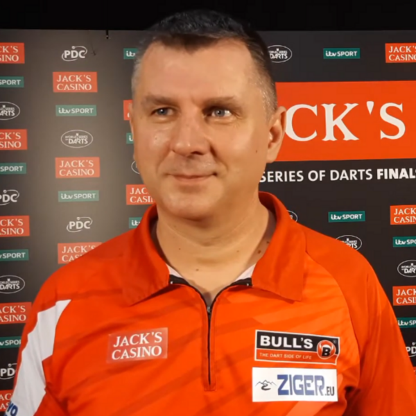 Krzysztof Ratajski na ściance odpowiada na pytanie dziennikarzy