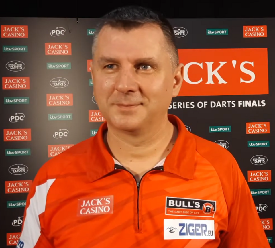 Krzysztof Ratajski na ściance odpowiada na pytanie dziennikarzy
