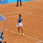Jasmine Paolini spogląda na ceglany kort