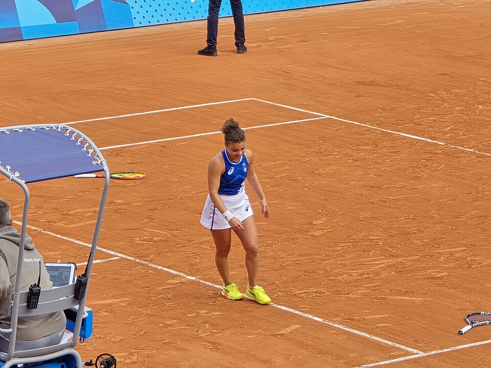 Jasmine Paolini spogląda na ceglany kort