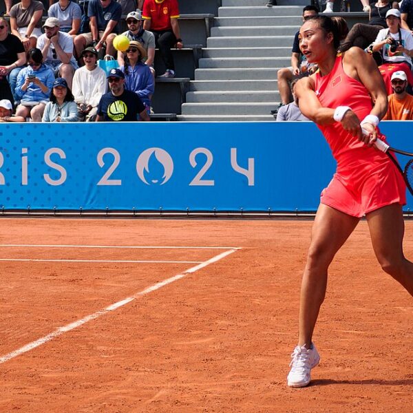 Qinwen Zheng składa się do backhandu