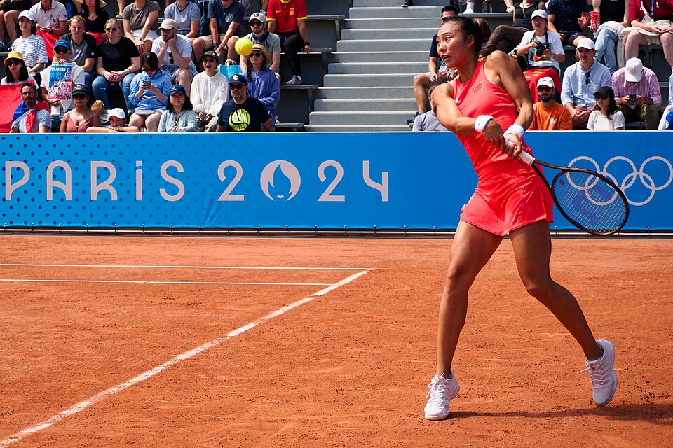 Qinwen Zheng składa się do backhandu