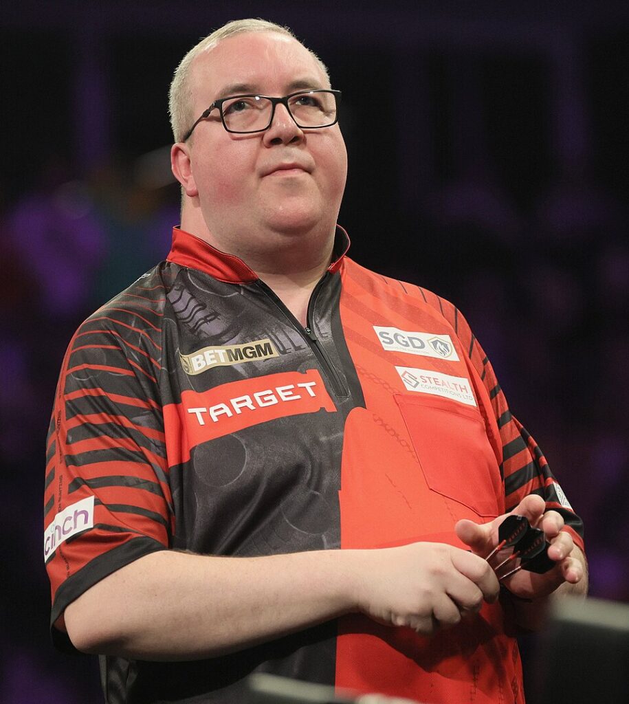 Stephen Bunting trzymający lotki