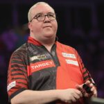 Stephen Bunting trzymający lotki