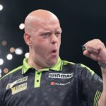 Michael van Gerwen zaciskający pięść