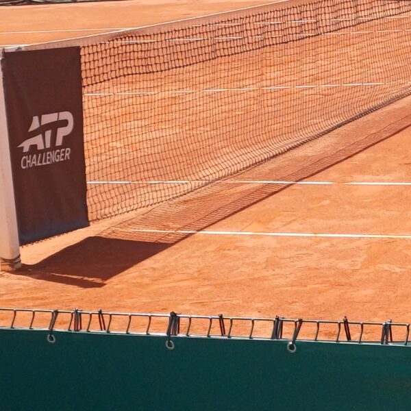 Siatka tenisowa z napisem ATP Challenger