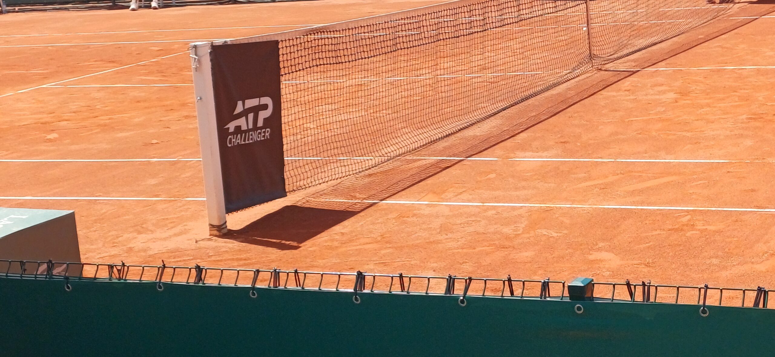 Siatka tenisowa z napisem ATP Challenger