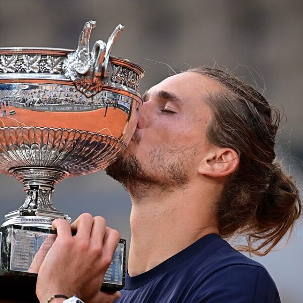 Alexander Zverev całujący trofeum Roland Garros