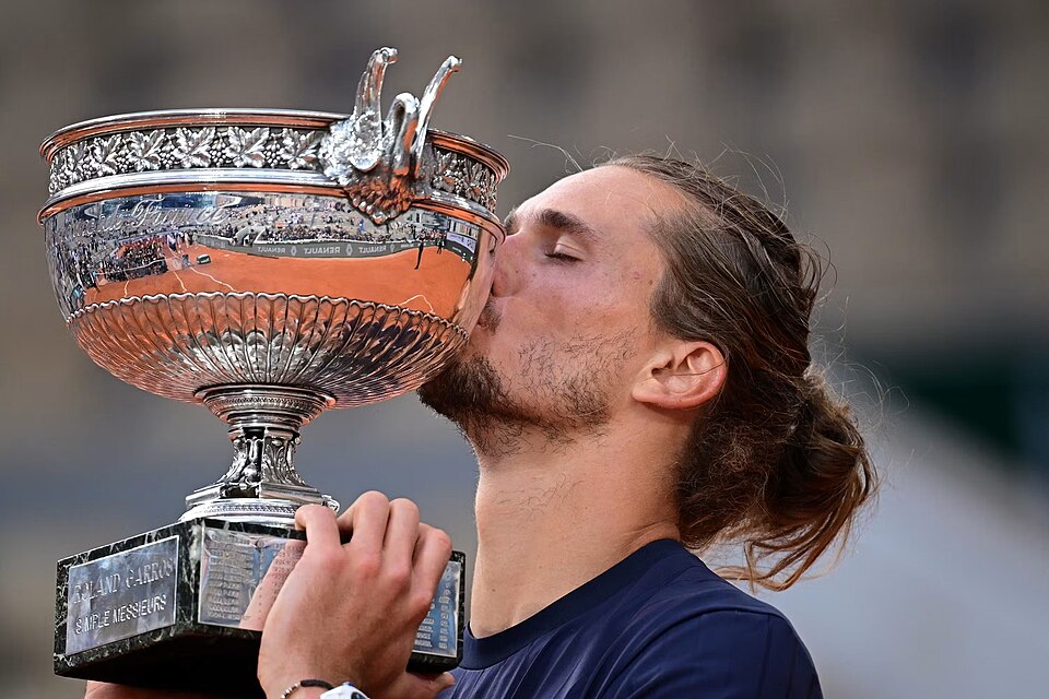 Alexander Zverev całujący trofeum Roland Garros