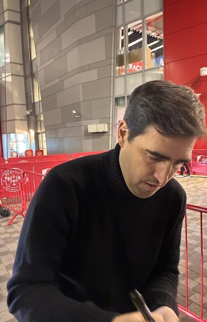Andoni Iraola spoglądający w dół