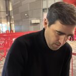 Andoni Iraola spoglądający w dół