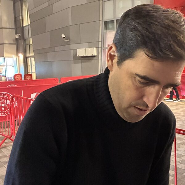 Andoni Iraola spoglądający w dół